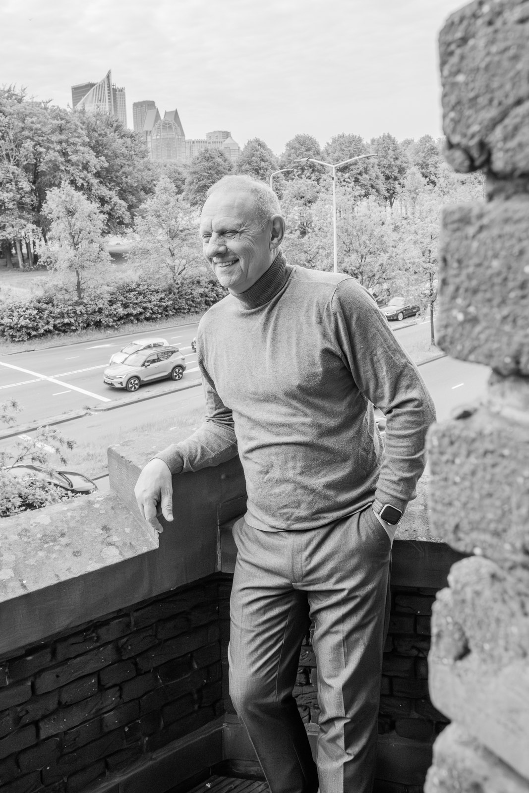 Zwart-wit portret van Rob van Biezen in Den Haag