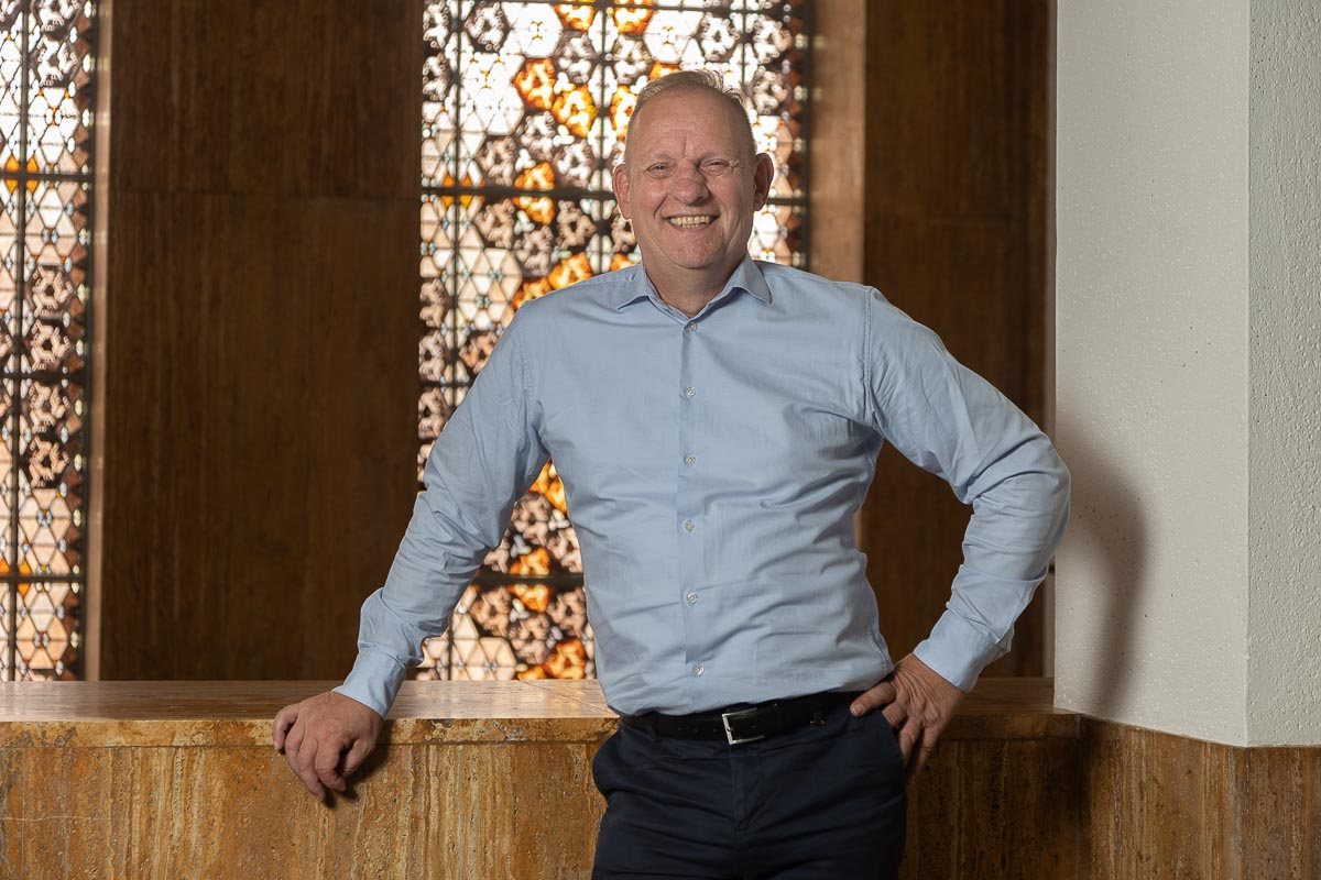 Rob van Biezen in blauw overhemd